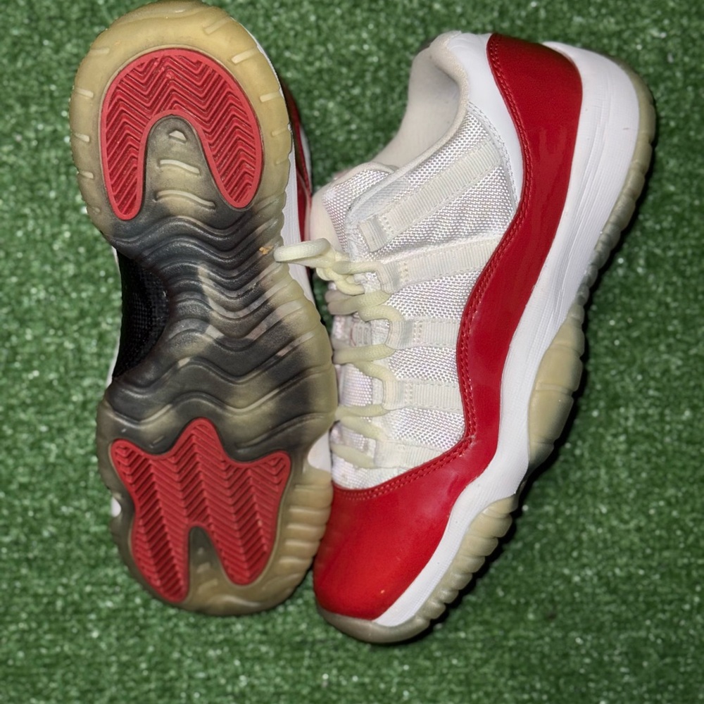 Air Jordan 11 “ cherry” size 6y